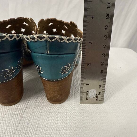 L'Artiste Women's Multicolor Floral Sandals - Picture 7 of 11